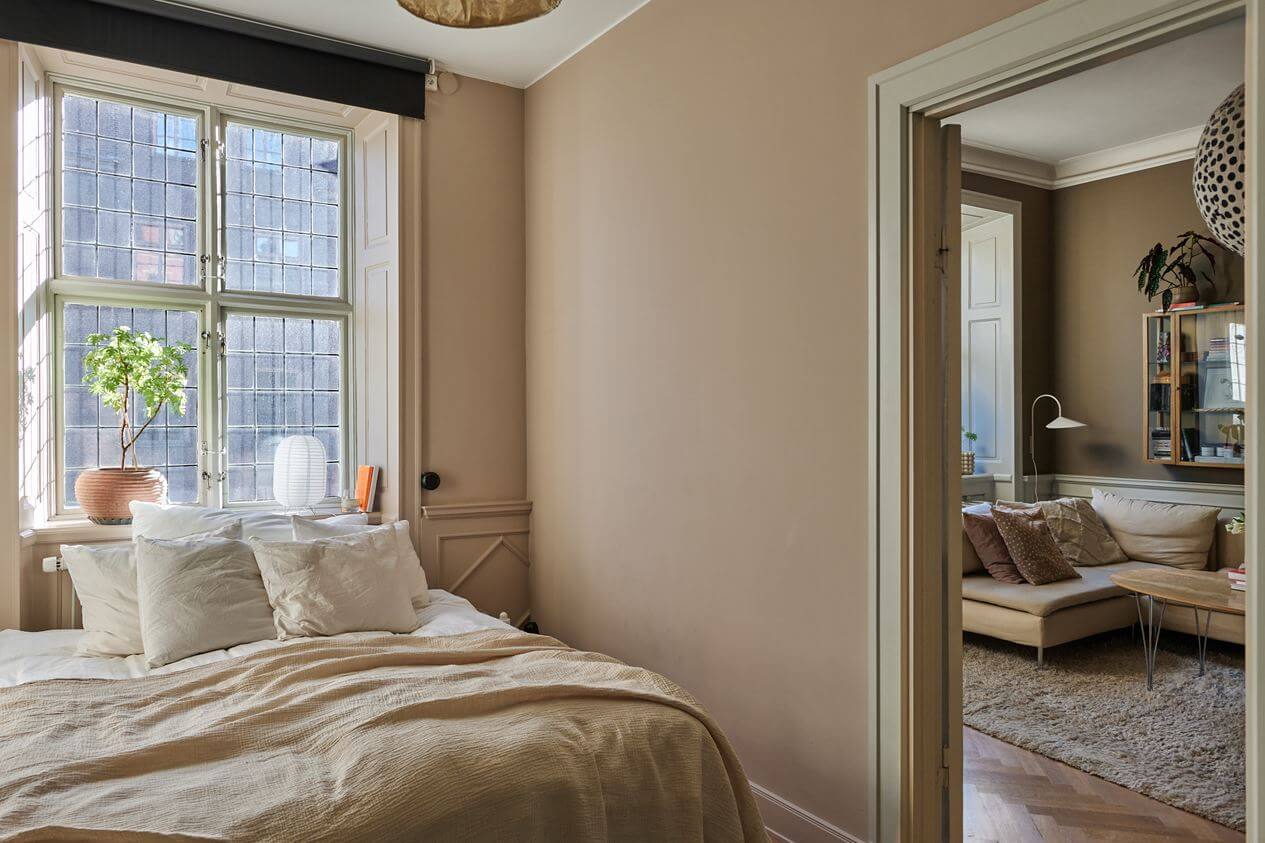 Light Brown Walls in a 17th Century Apartment in Sweden 15 serene-bedroom-light-pink-walls-nordroom