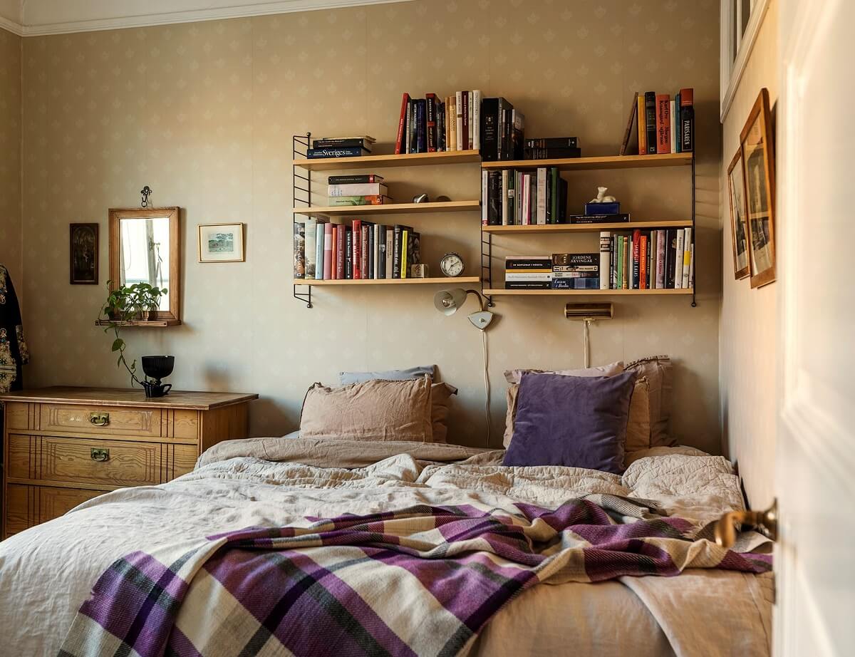 A Vintage Home with a Cozy Reading Room 12 small-bedroom-shelves-dresser-nordroom