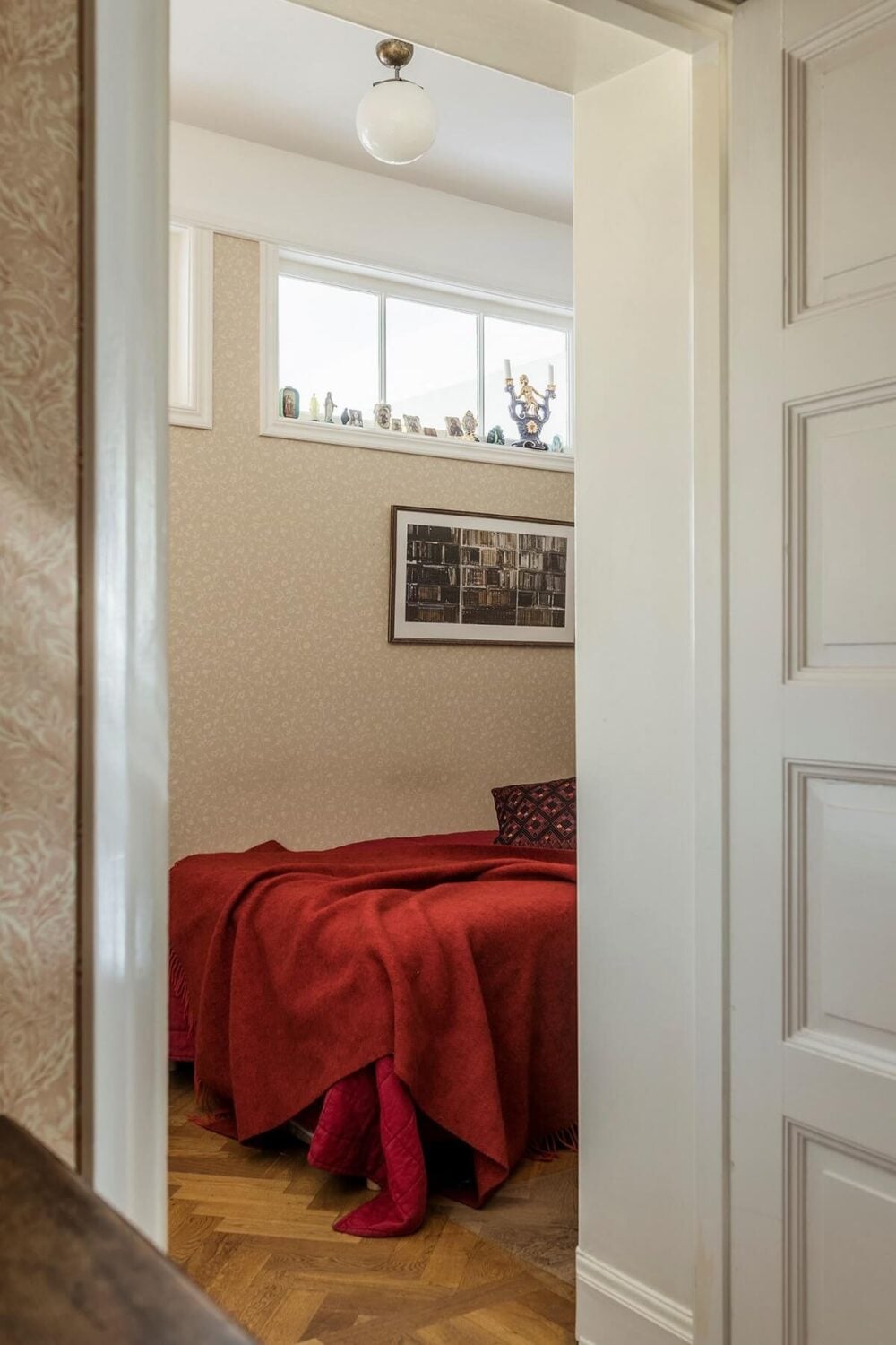 A Vintage Home with a Cozy Reading Room 11 small-bedroom-wooden-floor-indoor-window-nordroom