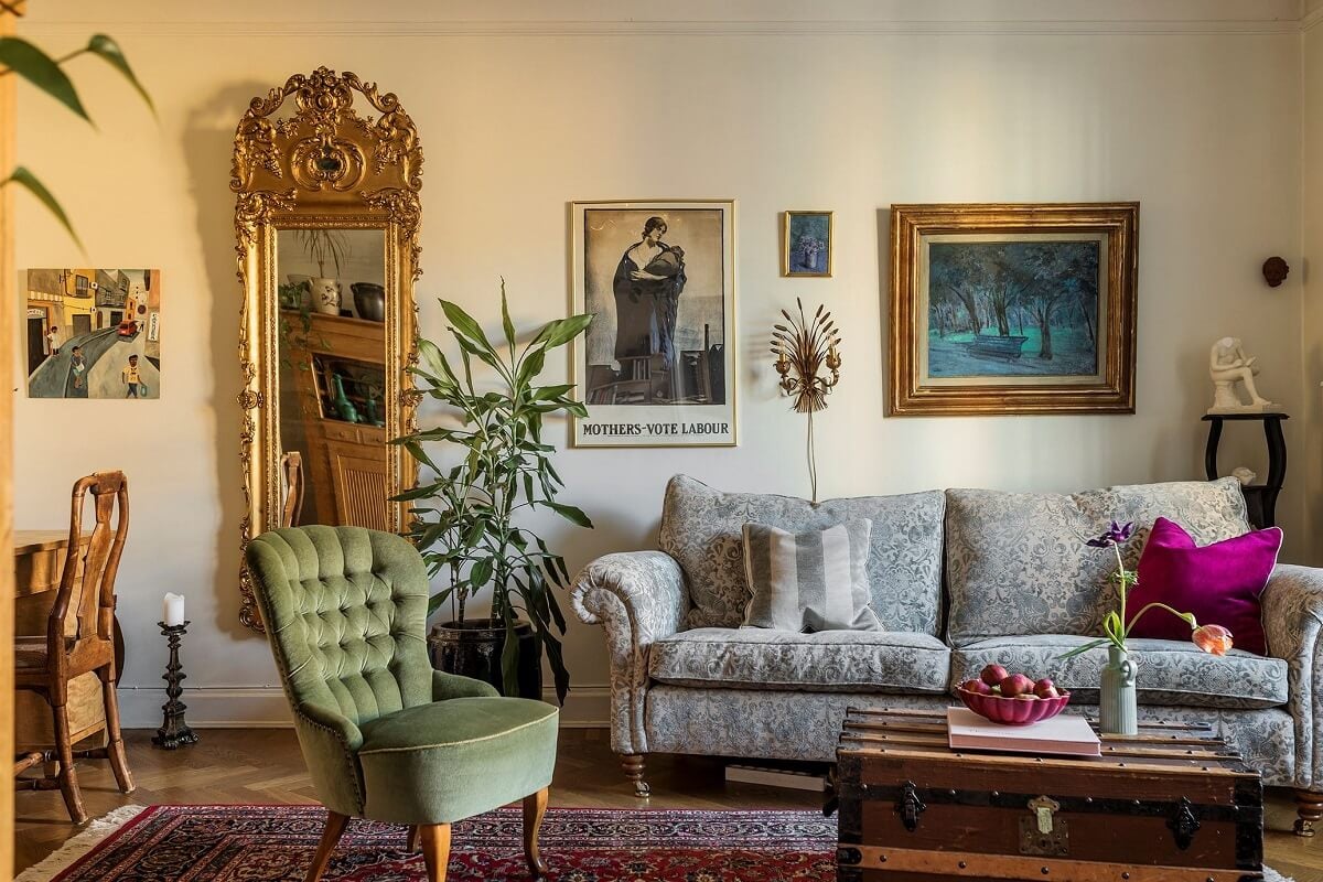 A Vintage Home with a Cozy Reading Room 5 vintage-living-room-antique-golden-mirror-nordroom