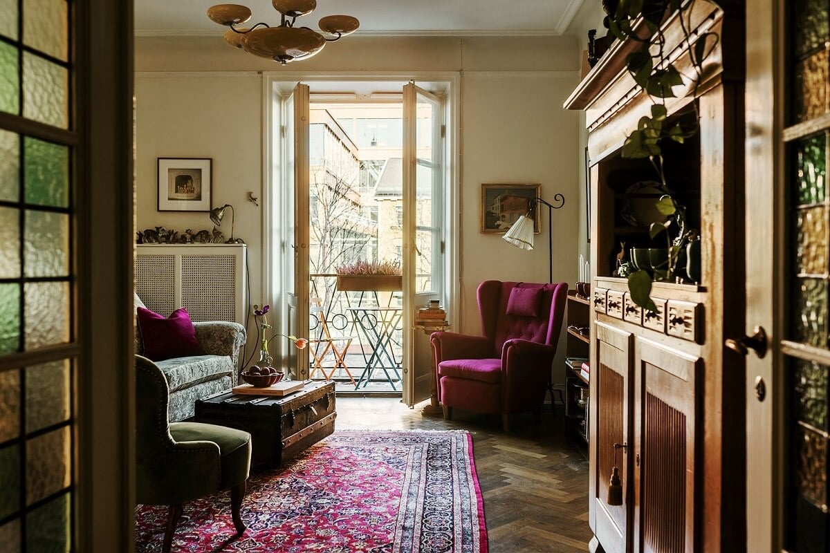 A Vintage Home with a Cozy Reading Room 3 vintage-living-room-wooden-stained-glass-doors-nordroom