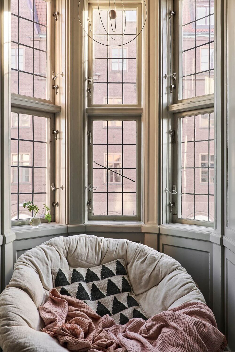 Light Brown Walls in a 17th Century Apartment in Sweden 4 window-seat-bay-window-historic-home-nordroom