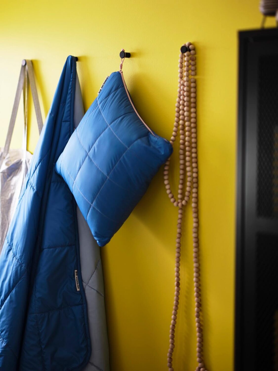 New IKEA Collection July 2023: Bold Colors & Prints 27 HYBRIDLÄRK-blanket-bag-new-ikea-products-july-2023-nordroom