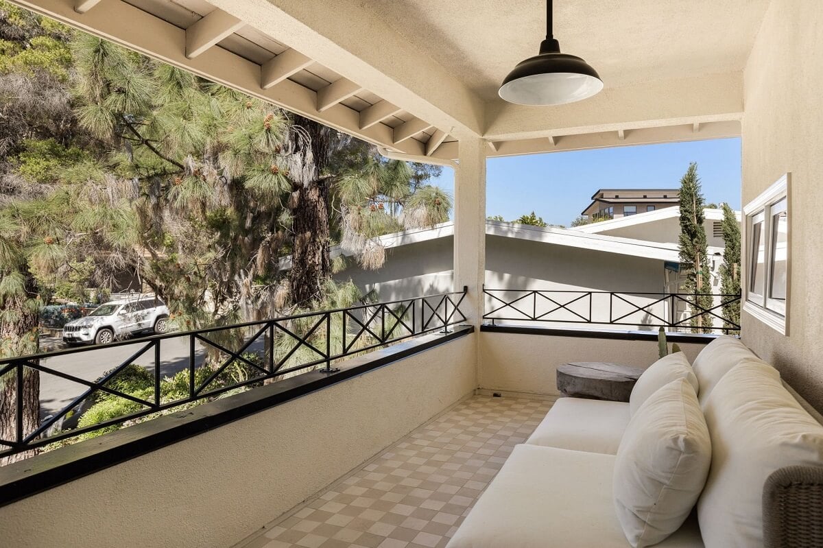 A Beautiful Serene Home in Encino Hills 23 balcony-encino-home-nordroom