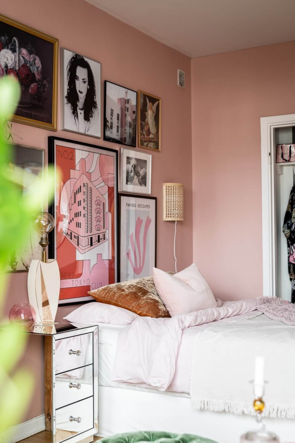 A Pink Studio Apartment with a Midcentury Kitchen 5 bed-gallery-wall-pink-studio-nordroom