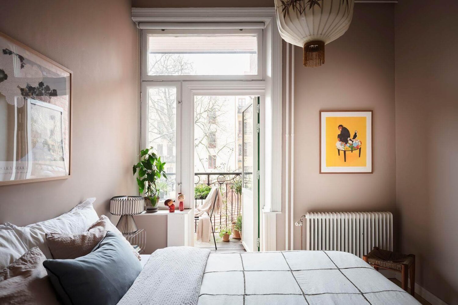 A Stylish Nordic Apartment with a Pink Bedroom 9 bedroom-pink-walls-balcony-nordic-apartment-nordroom