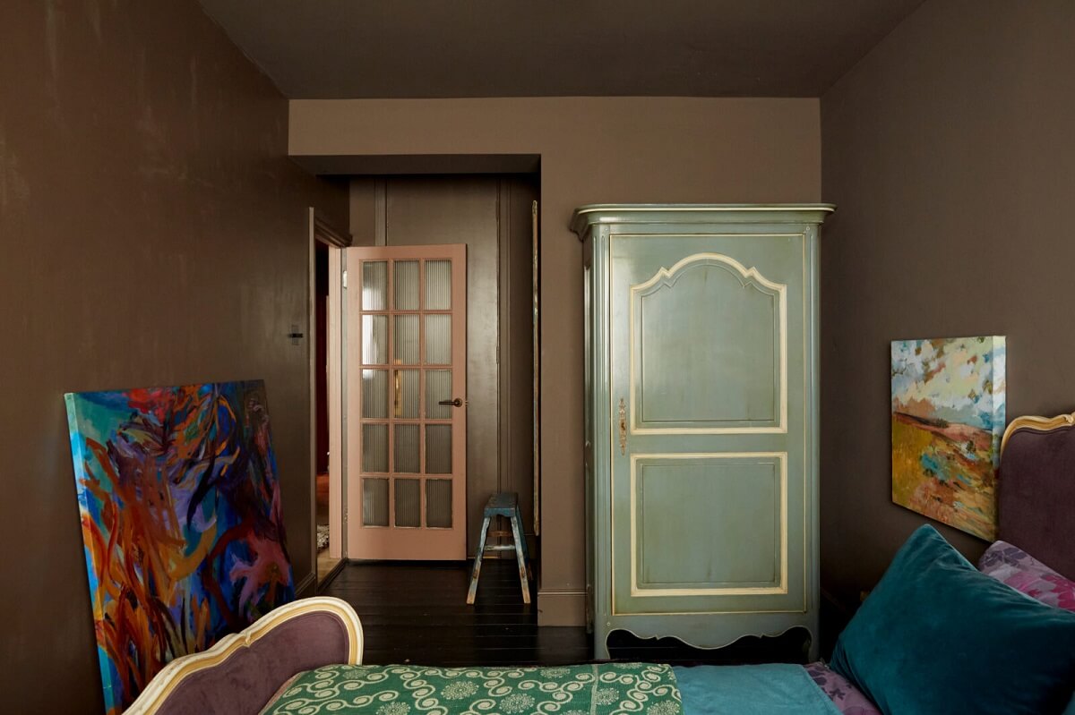 Jewel-Toned Hues in a Vibrant Eclectic Mews House 15 bedroom-warm-brown-tone-walls-nordroom