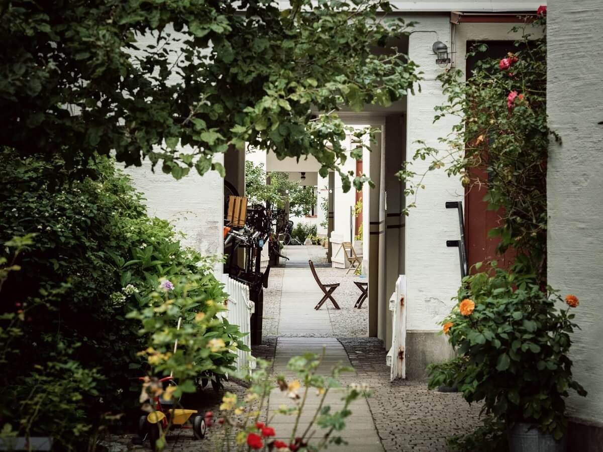 A Scandinavian Duplex That Blends Old and New 21 courtyard-entry-swedish-apartment-cpmplex-nordroom