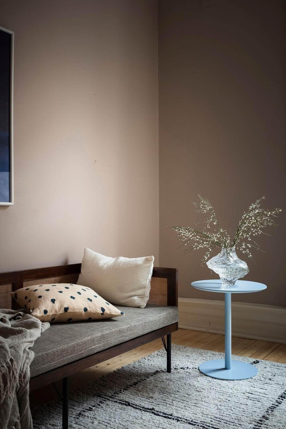A Stylish Nordic Apartment with a Pink Bedroom 17 day-bed-pink-walls-nordic-apartment-nordroom