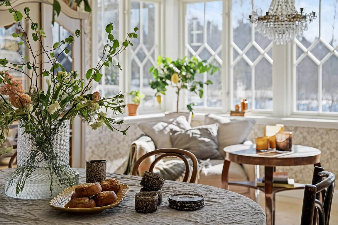 An Idyllic Family Home in the Swedish Countryside 10 dining-table-bay-window-country-house-sweden-nordroom