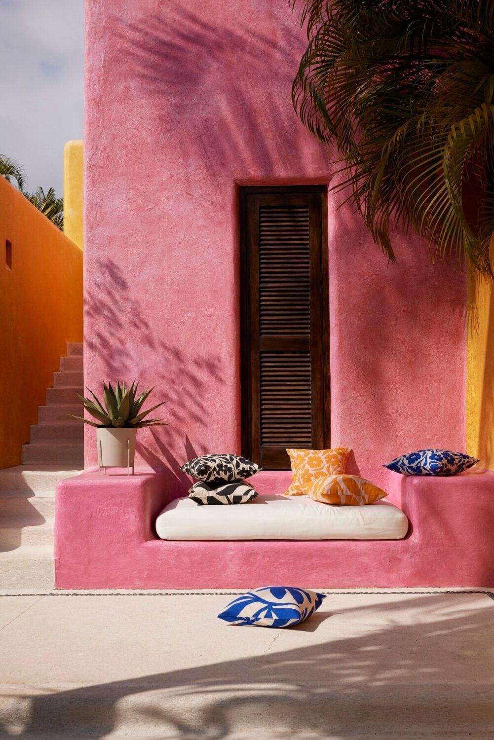 H&M Home Summer Collection 2023: Vibrant Decor 6 hm-home-summer-collection-outdoor-seating-pink-facade-nordroom