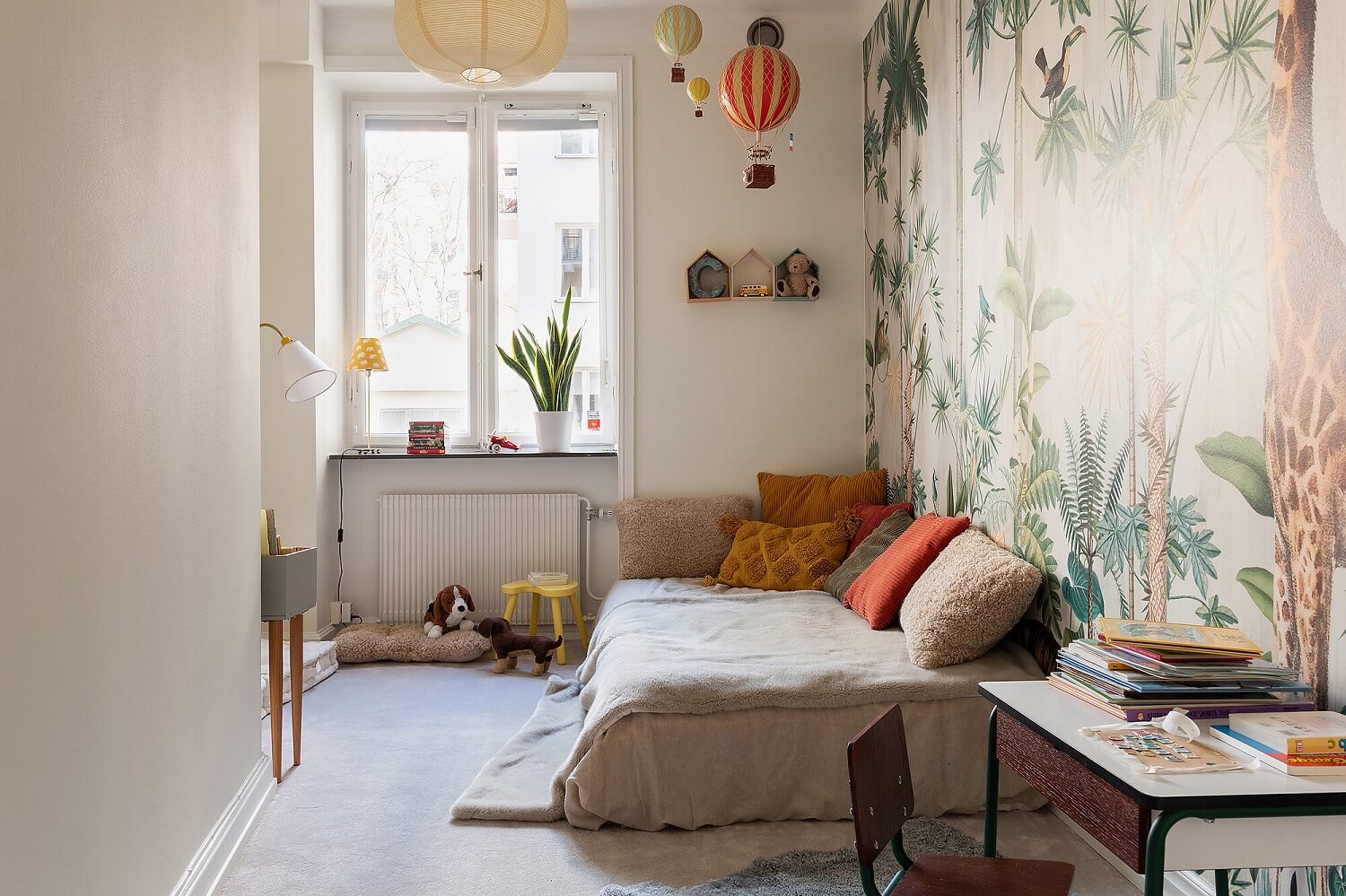 26 Children's Bedrooms Decorated with Animal Wallpaper 28 kids-bedroom-animal-mural-nordroom