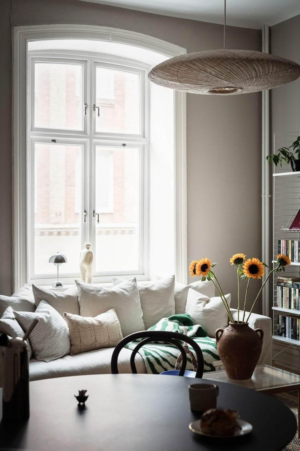 A Stylish Nordic Apartment with a Pink Bedroom 3 living-room-arched-window-nordic-design-nordroom