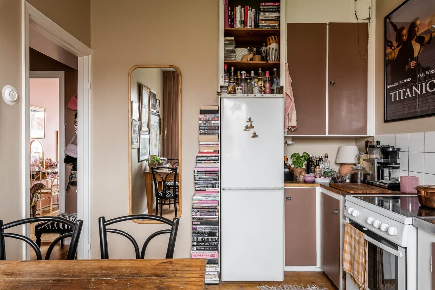 A Pink Studio Apartment with a Midcentury Kitchen 17 midcentury-kitchen-design-brown-pink-cabinets-nordroom