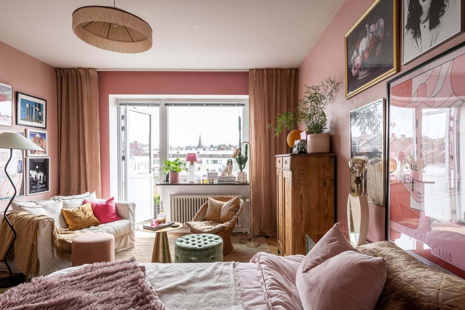 A Pink Studio Apartment with a Midcentury Kitchen 4 pink-scandinavian-studio-apartment-nordroom