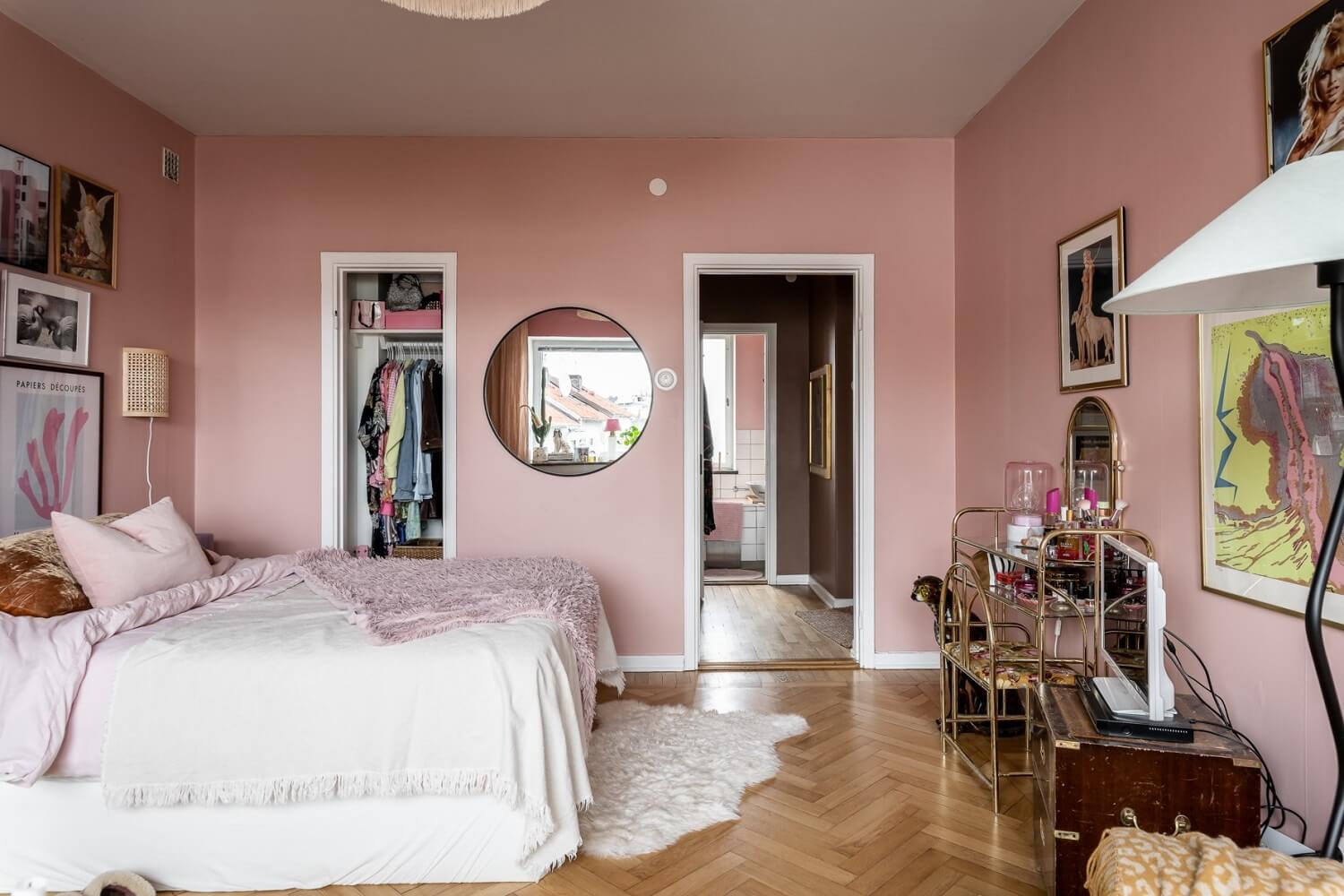 A Pink Studio Apartment with a Midcentury Kitchen 3 pink-studio-apartment-wooden-floor-round-mirror-nordroom