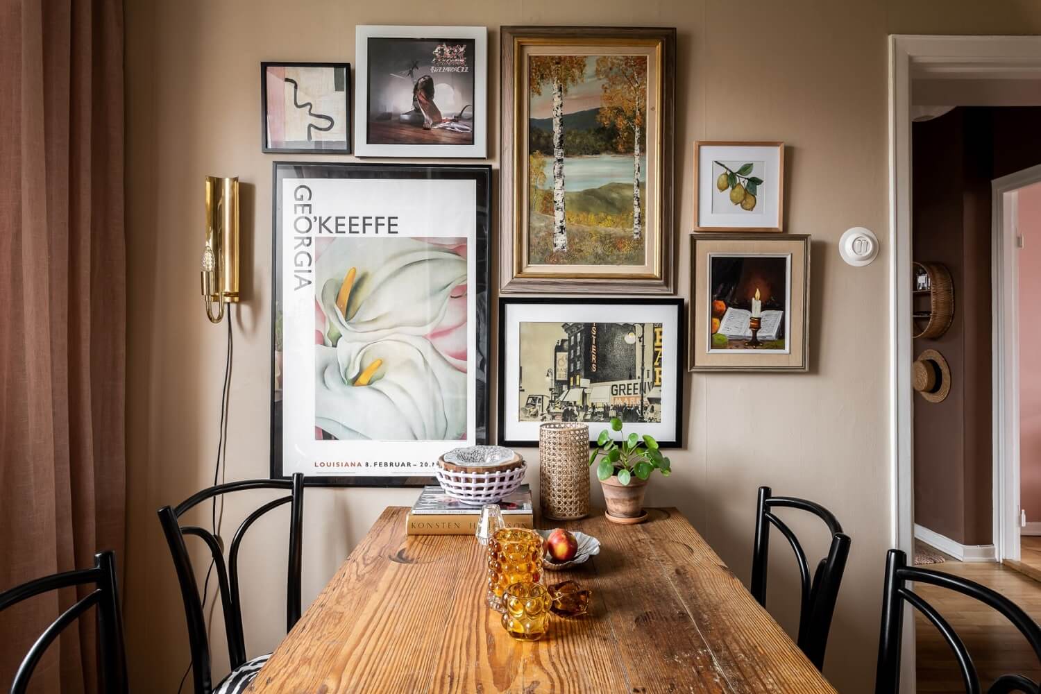 A Pink Studio Apartment with a Midcentury Kitchen 16 poster-wall-kitchen-table-nordroom