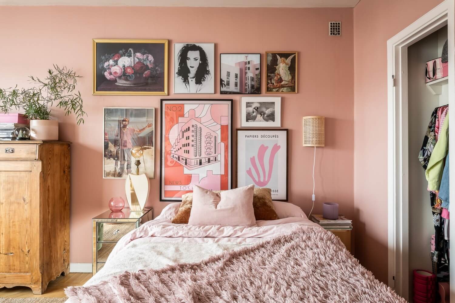 A Pink Studio Apartment with a Midcentury Kitchen 7 poster-wall-pink-color-studio-nordroom