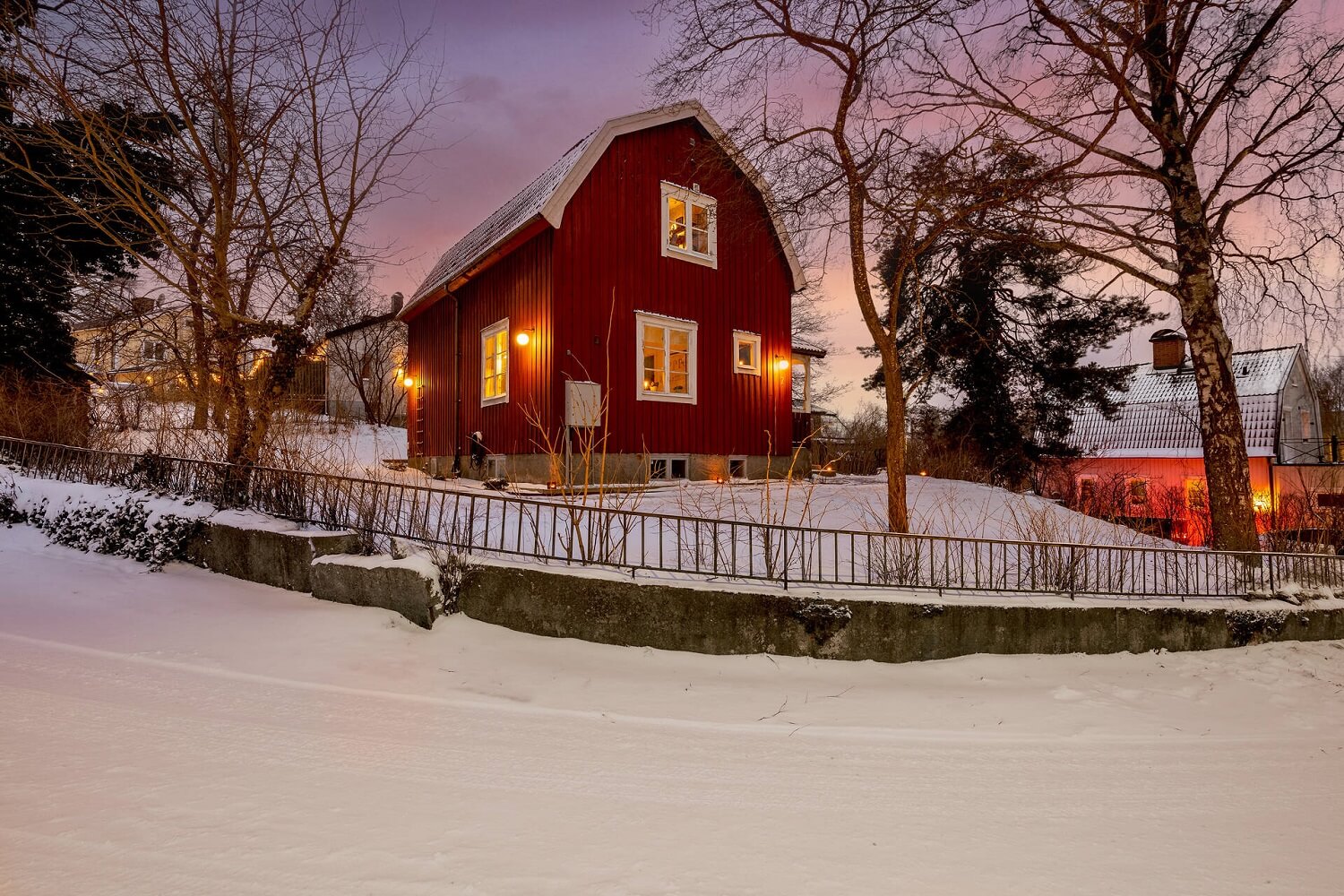 Green Tones and Wallpaper in a Charming Swedish Home 25 red-wooden-country-house-sweden-nordroom