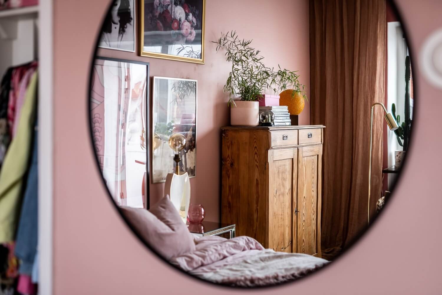 A Pink Studio Apartment with a Midcentury Kitchen 8 round-mirror-pink-studio-apartment-nordroom