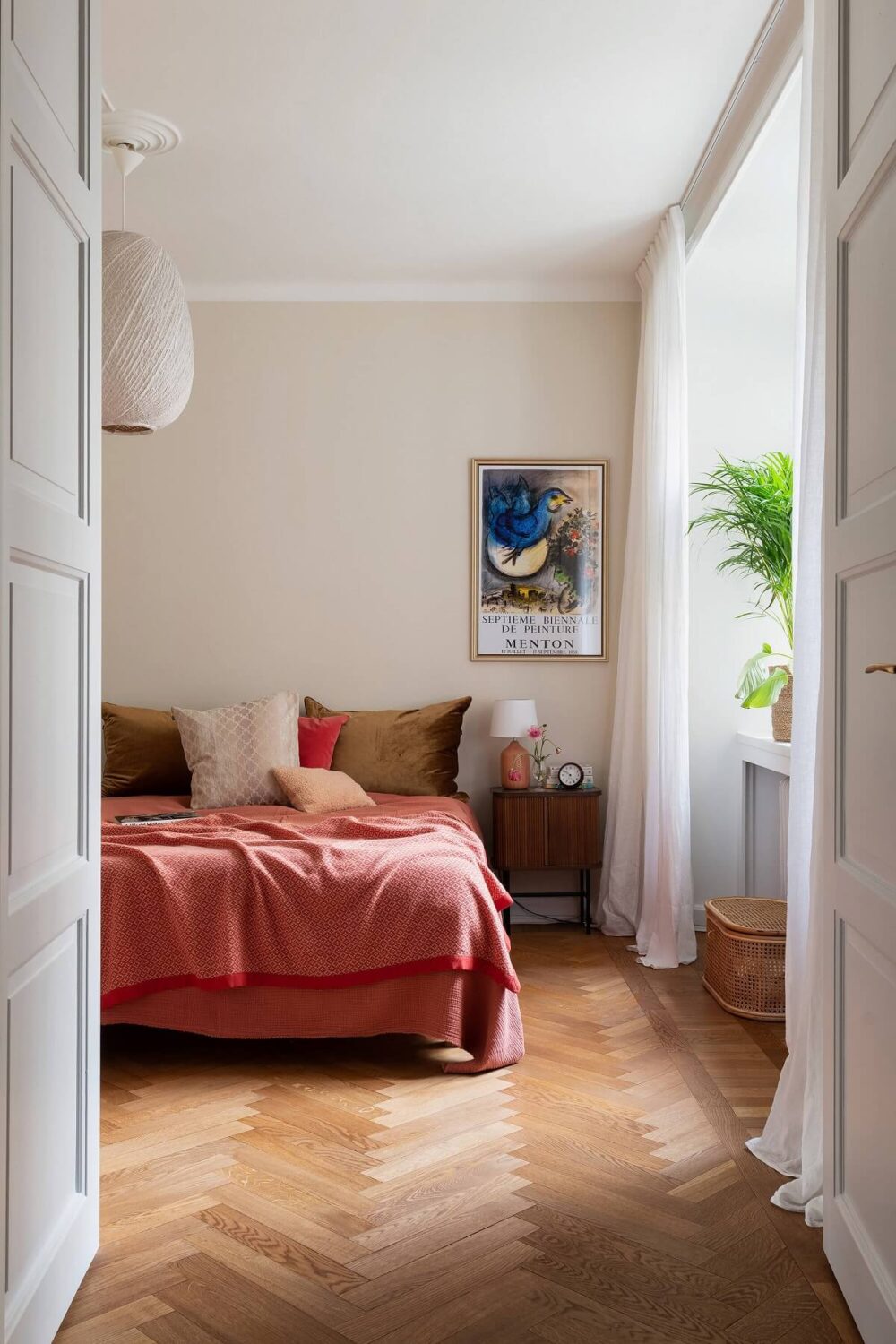 A Serene Nordic Apartment with Pink Color Accents 17 scandinavian-bedroom-pink-bedding-light-gray-walls-wooden-floor-nordroom