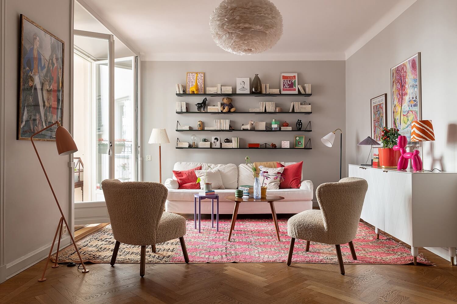scandinavian-living-room-gray-walls-pink-rug-shelves-nordroom