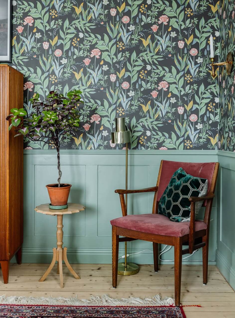 Green Tones and Wallpaper in a Charming Swedish Home 4 sitting-room-pink-velvet-chair-spring-garden-borastapeter-wallpaper-nordroom