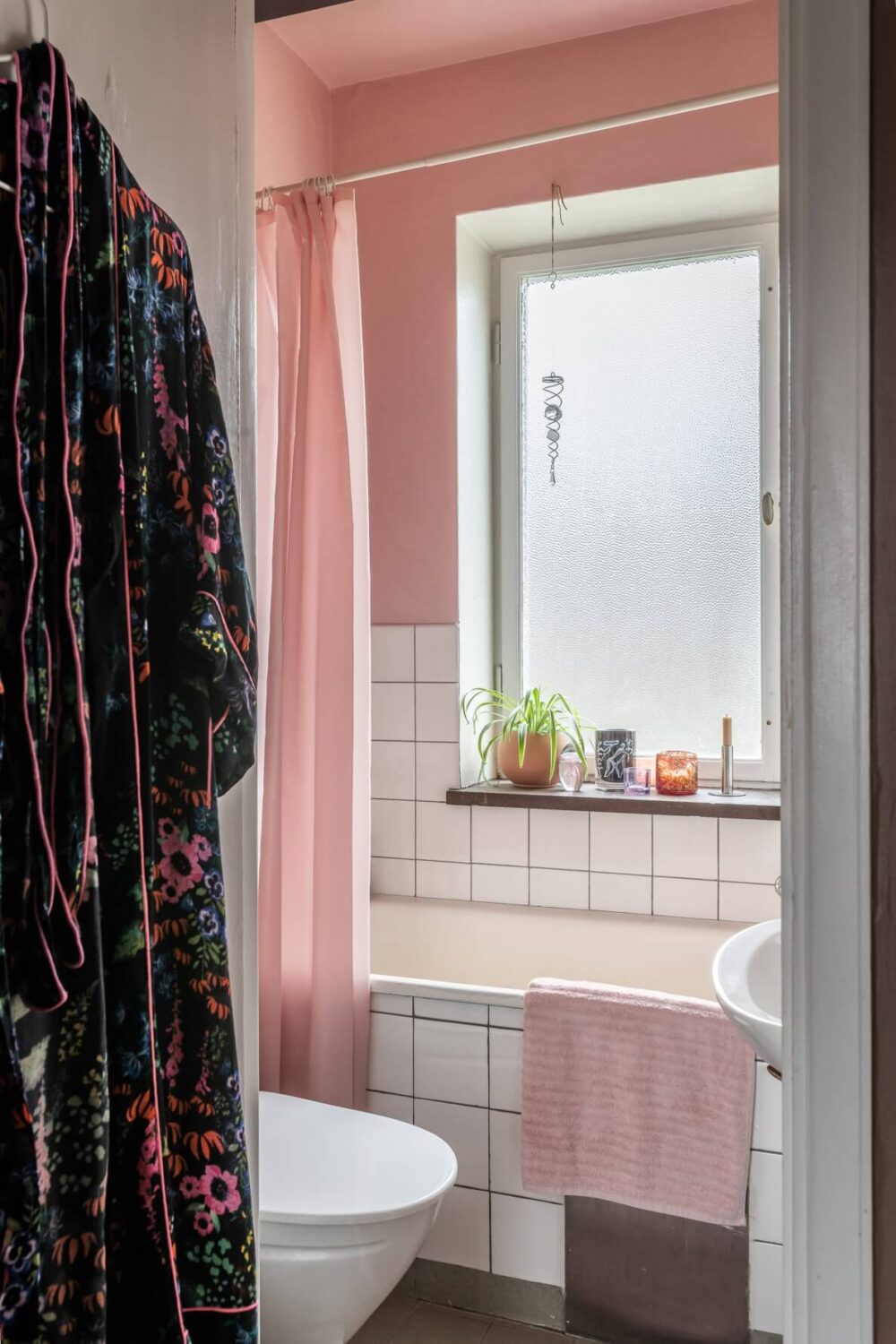 89 Pink Bathroom Ideas: From Hot Pink Walls to Blush Tiles 47 small-bathroom-white-tiles-pink-walls-nordroom