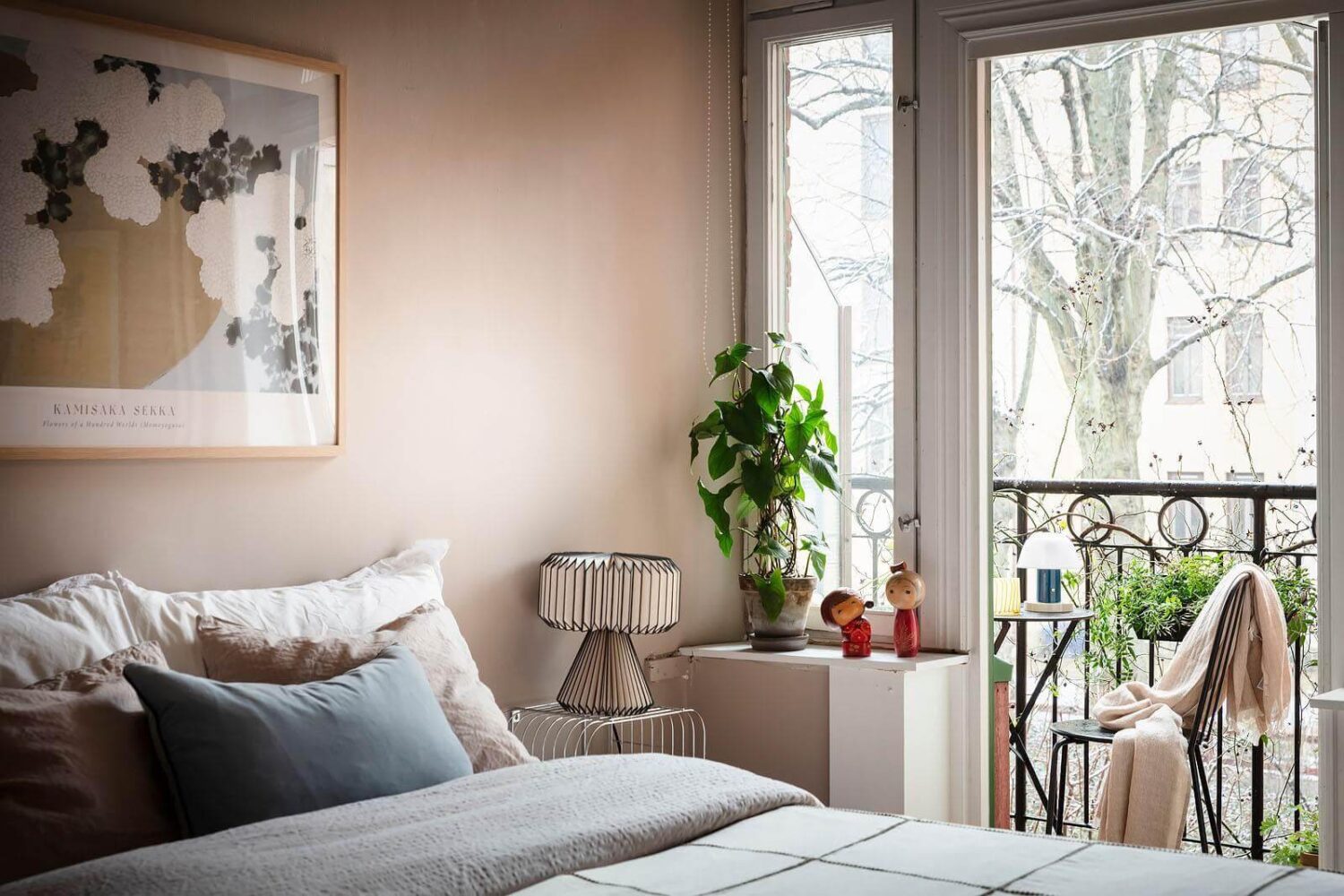 A Stylish Nordic Apartment with a Pink Bedroom 10 soft-pink-walls-bedroom-with-balcony-nordroom