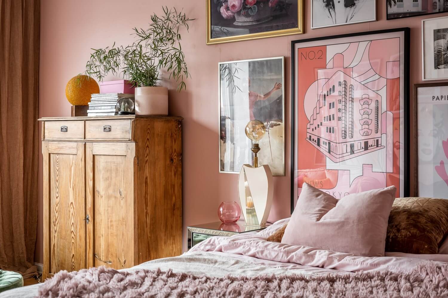 A Pink Studio Apartment with a Midcentury Kitchen 6 studio-pink-walls-art-vintage-wooden-cabinet-nordroom