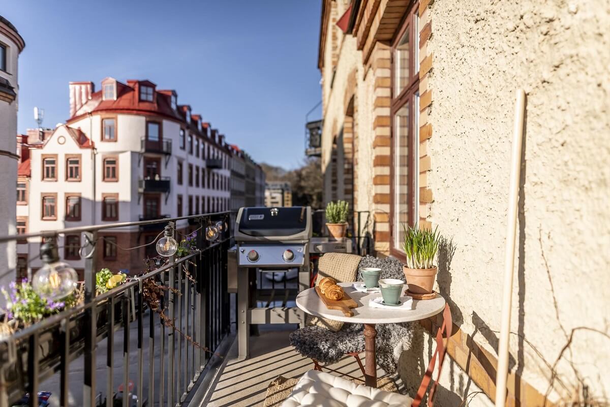 A Scandinavian Apartment with a Pale Yellow Kitchen 5 sunny-balcony-gothenburg-apartment-nordroom