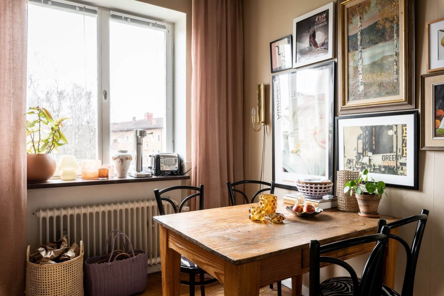 A Pink Studio Apartment with a Midcentury Kitchen 14 wooden-kitchen-table-gallery-wall-nordroom