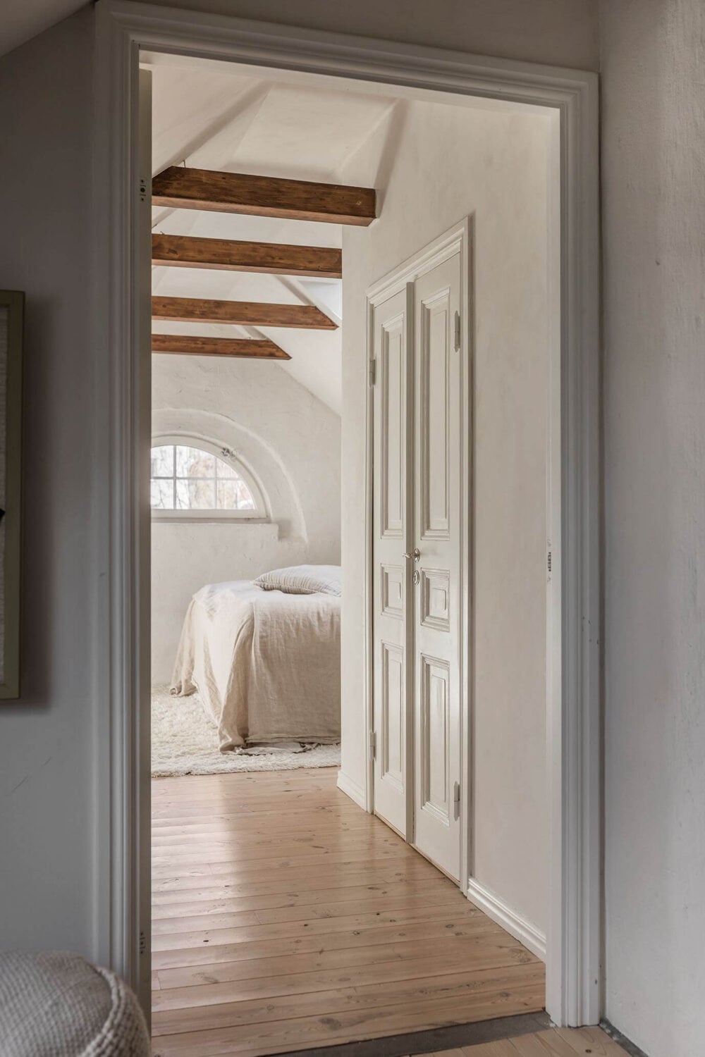 A Charming Attic Apartment with High Ceilings 15 attic-apartment-exposed-wooden-beams-bedroom-nordroom