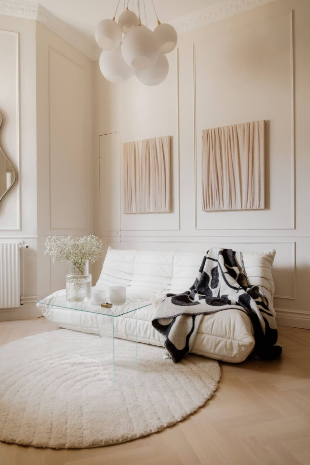 A Small Beige Apartment with Niches and Built-in Storage 2 beige-living-room-togo-sofa-textured-art-nordroom