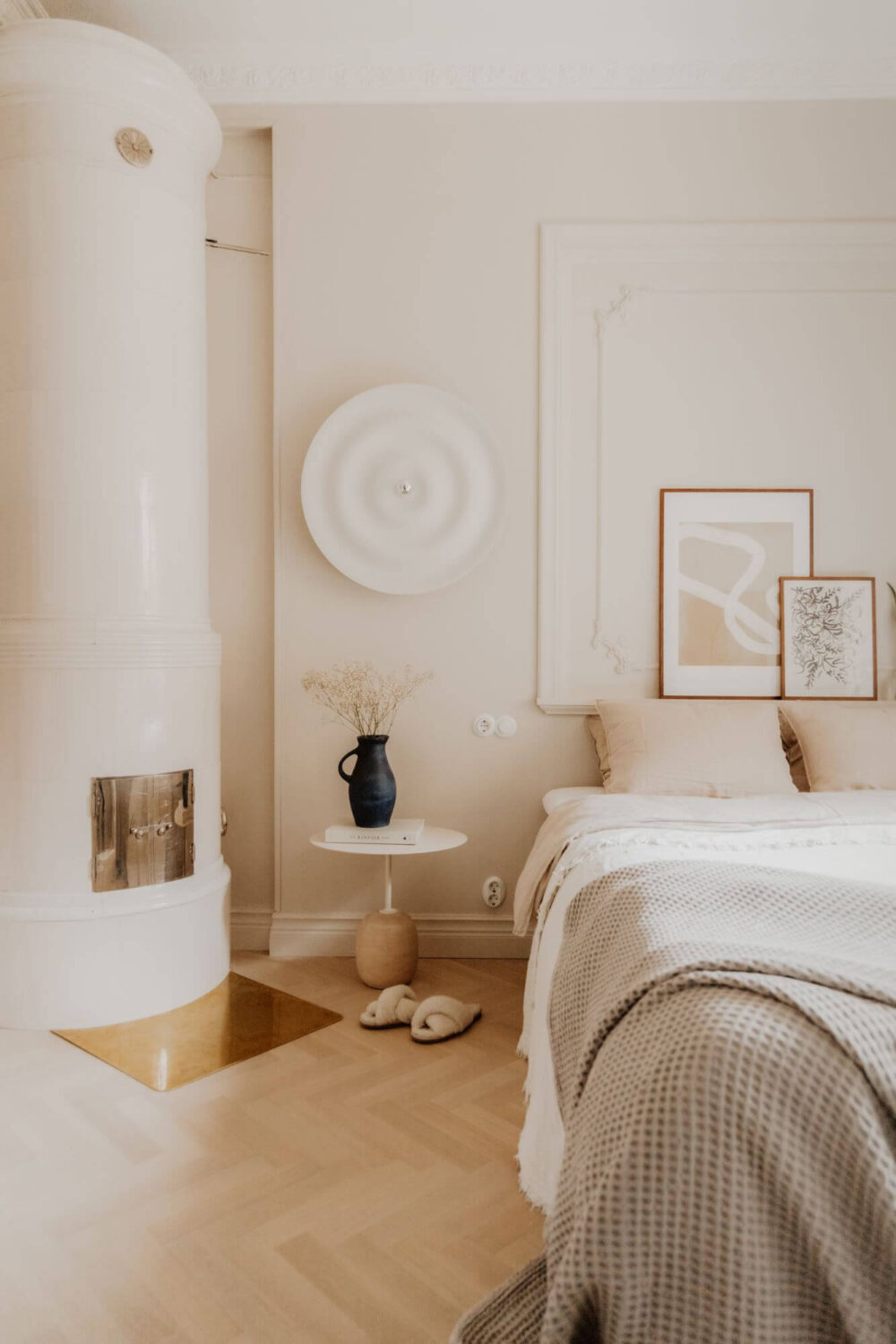 A Small Beige Apartment with Niches and Built-in Storage 8 beige-scandinavian-living-room-fireplace-wooden-floor-nordroom