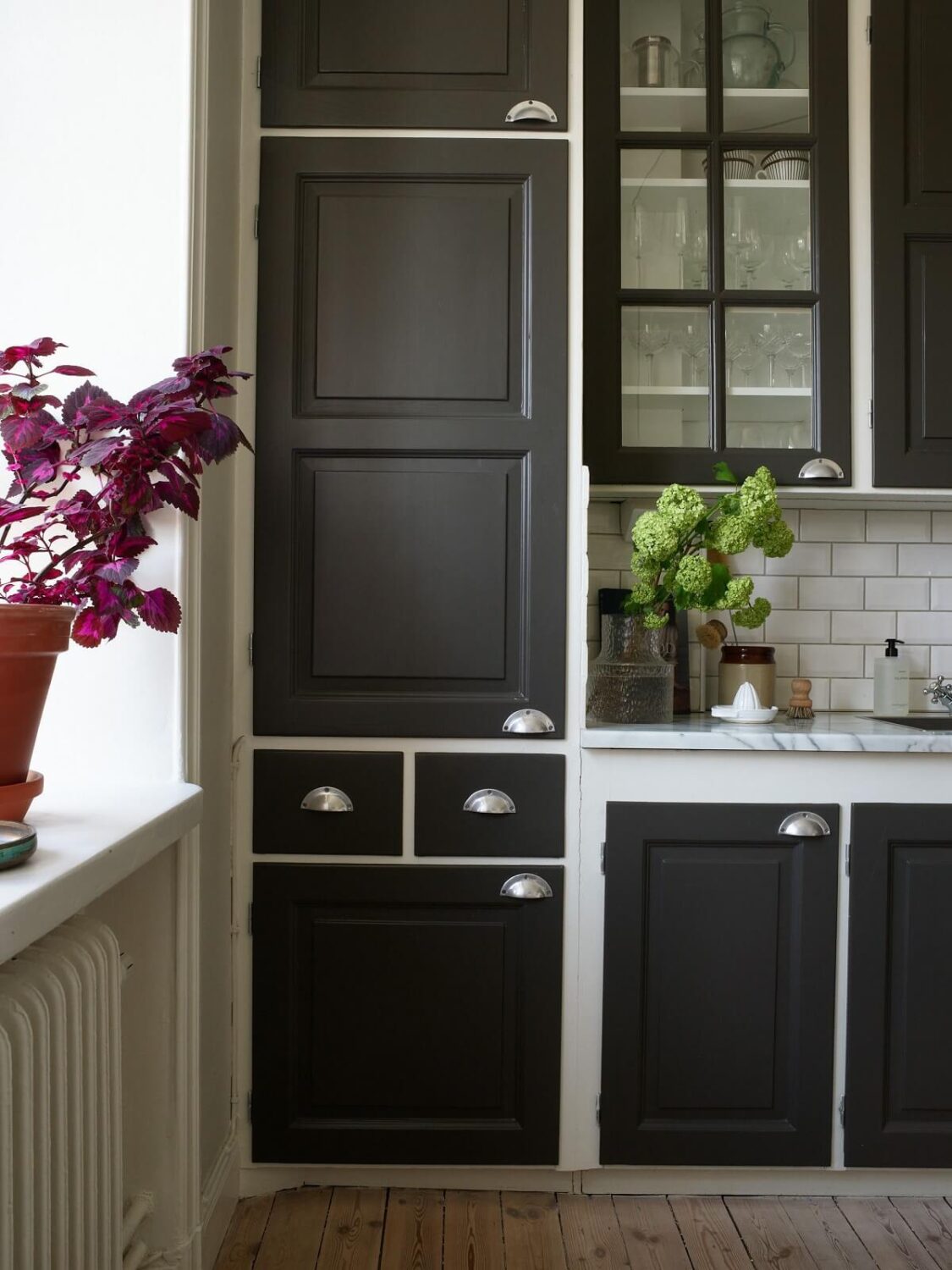 A Scandinavian Apartment with a Light Green Bedroom 10 kitchen-dark-gray-painted-cabinets-nordroom