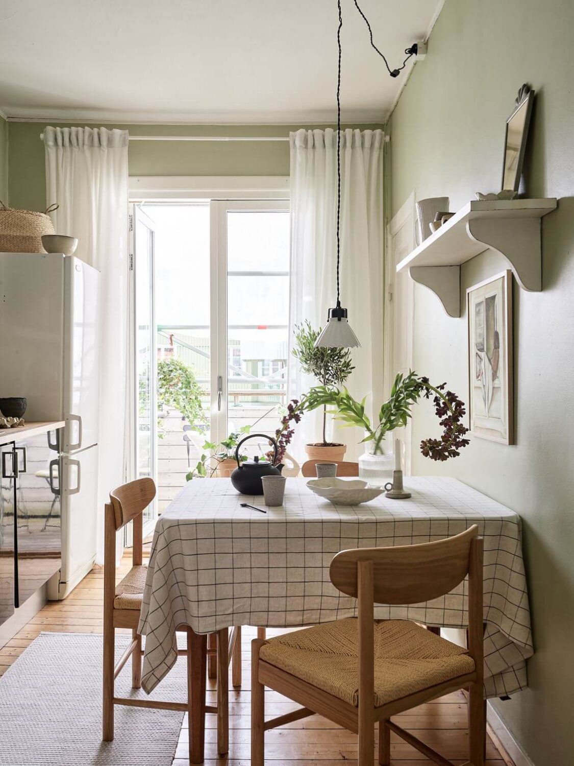 A Small Studio Apartment with Gray Walls 8 kitchen-dining-table-green-walls-nordroom