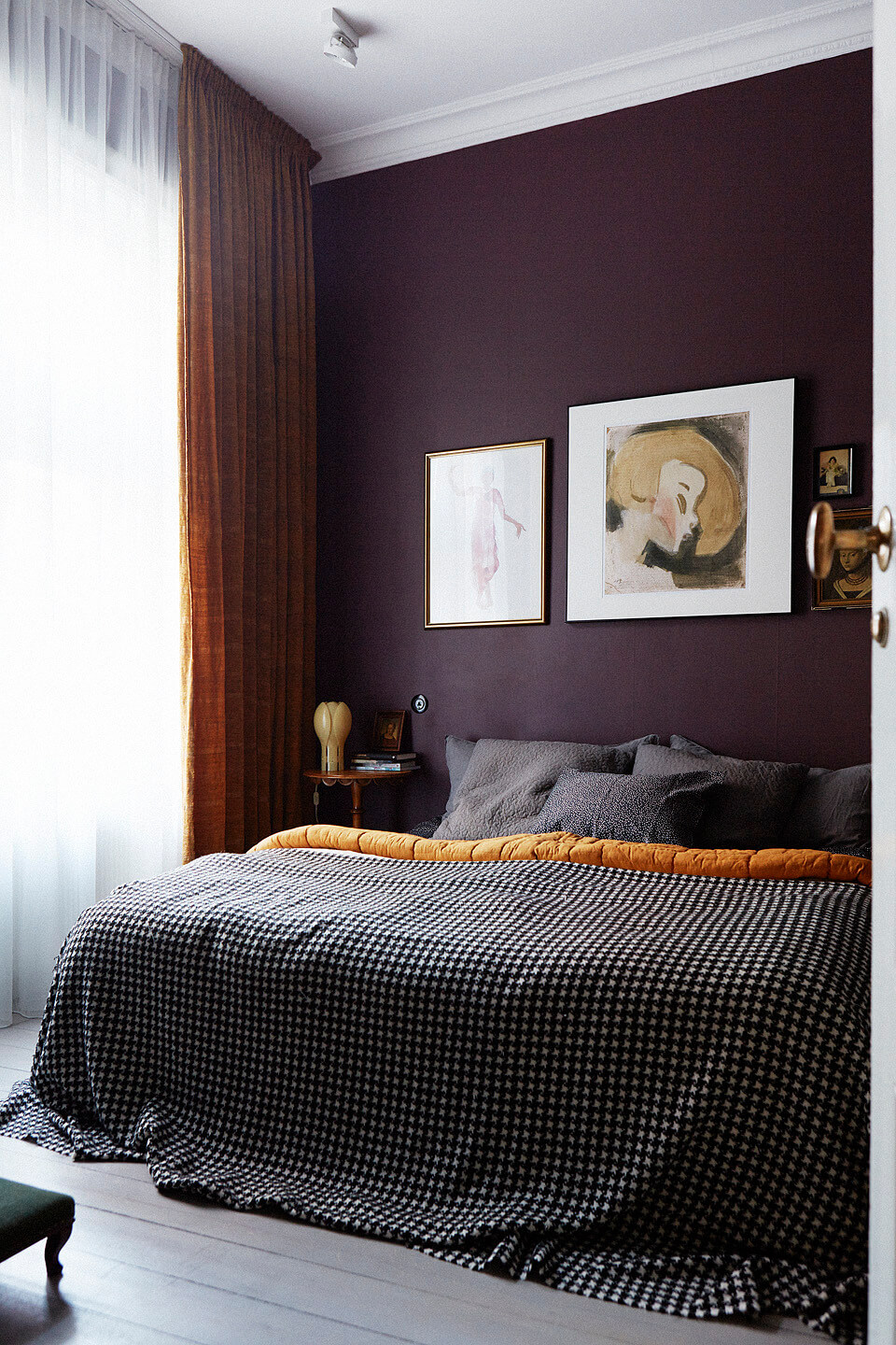 The Best Warm Paint Colors for a Bedroom 34 purple-feature-wall-bedroom-warm-paint-colors-nordroom
