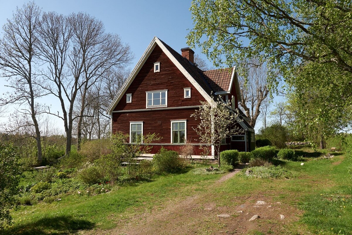 A Vintage Colorful Family Home in the Swedish Countryside 27 red-wooden-swedish-country-house-nordroom