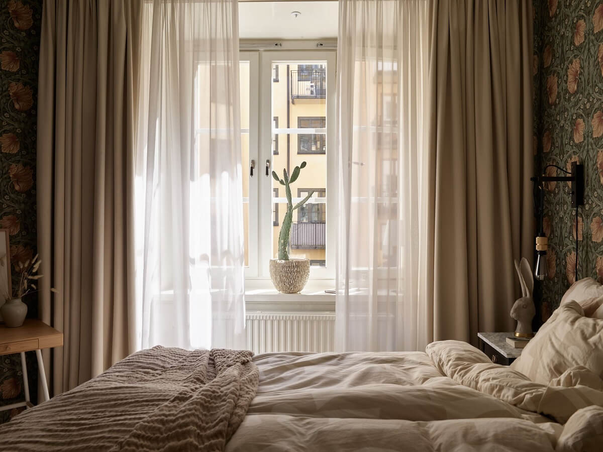 Warm Muted Colors in a Stockholm Apartment 14 scandinavian-bedroom-william-morris-wallpaper-nordroom