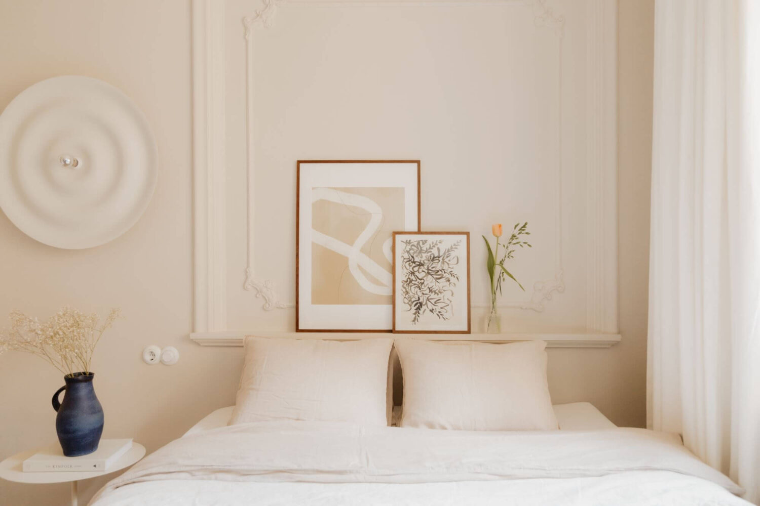 A Small Beige Apartment with Niches and Built-in Storage 10 small-bedroom-beige-walls-scandinavian-home-nordroom