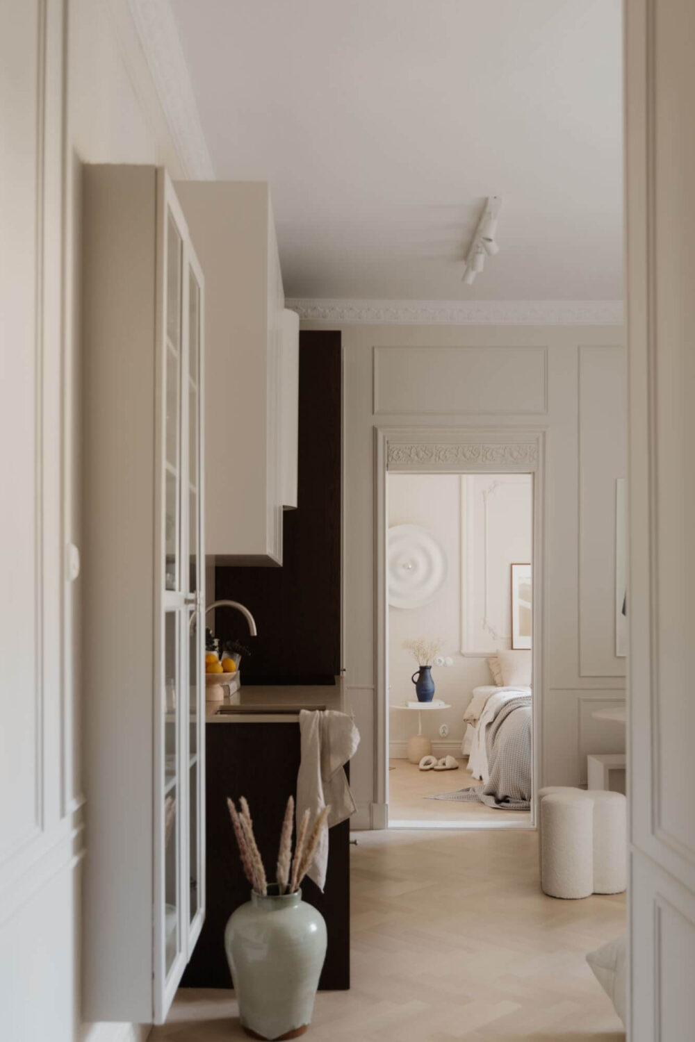 A Small Beige Apartment with Niches and Built-in Storage 5 small-beige-apartment-dark-wooden-kitchen-nordroom