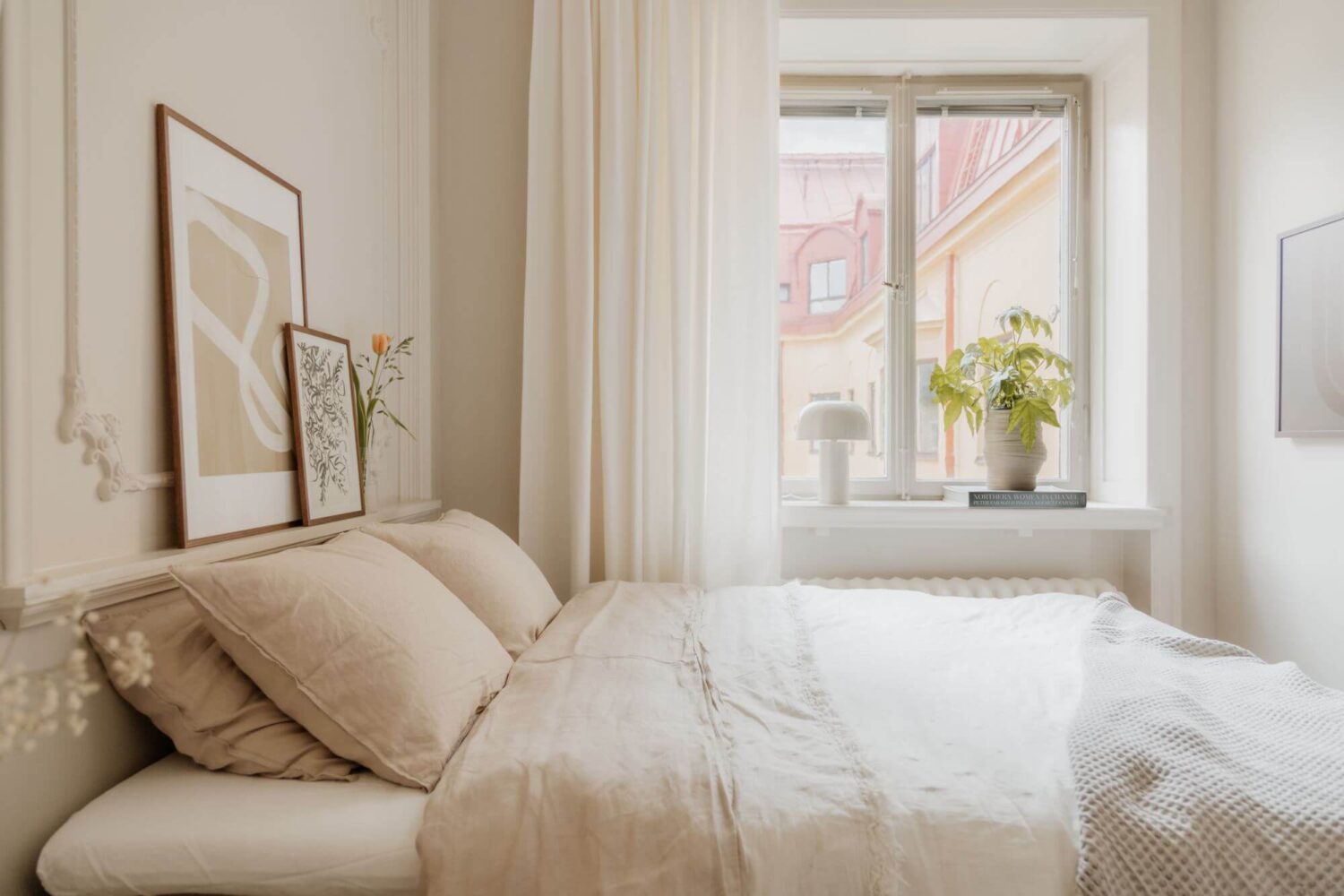 A Small Beige Apartment with Niches and Built-in Storage 9 small-beige-bedroom-art-nordroom