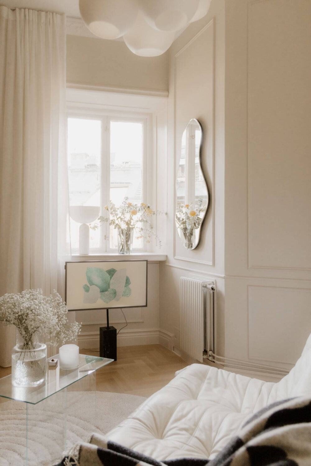 A Small Beige Apartment with Niches and Built-in Storage 3 small-beige-living-room-nordroom