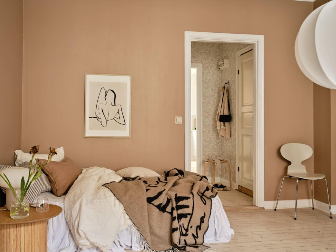 A Warm Beige Studio Apartment in Sweden 7 studio-apartment-dark-beige-walls-nordroom