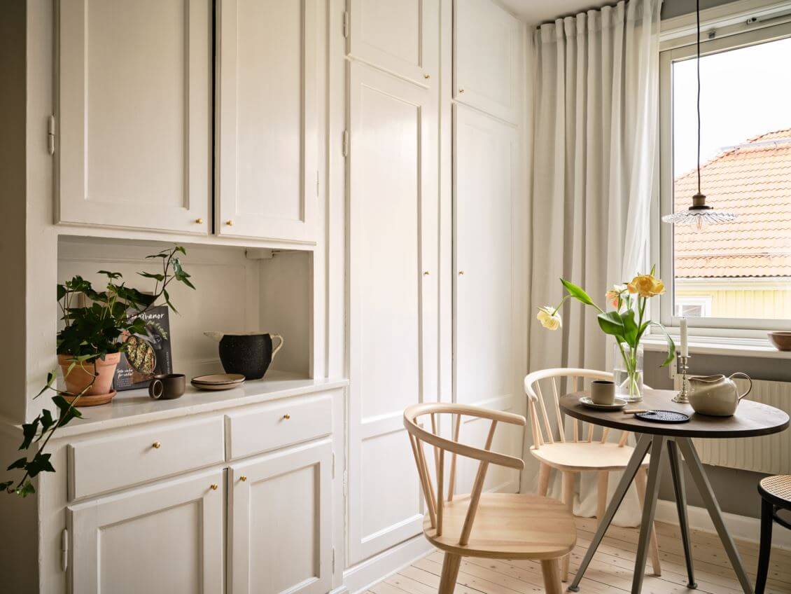 A Warm Beige Studio Apartment in Sweden 12 studio-apartment-kitchen-built-in-cabinets-small-round-dining-table-nordroom