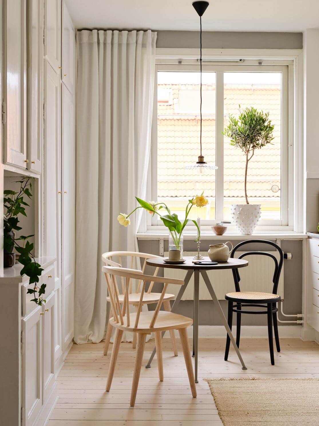 A Warm Beige Studio Apartment in Sweden 11 studio-apartment-kitchen-small-round-table-gray-walls-nordroom