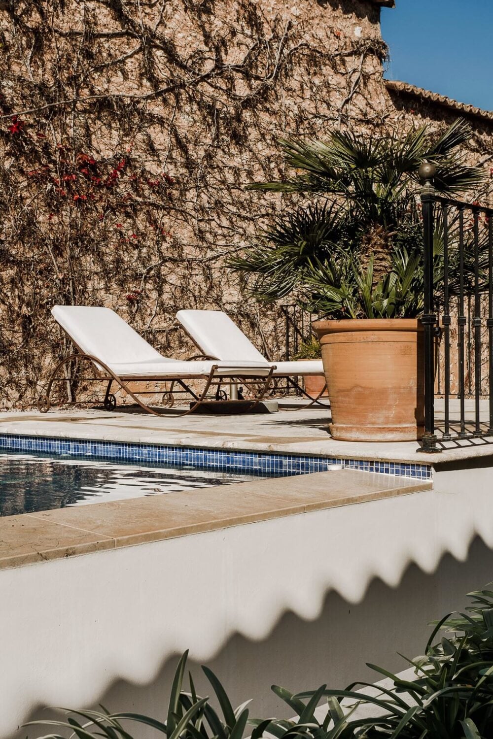 A Renovated Historic Townhouse on Mallorca 19 swimming-pool-sunbeds-mallorca-townhouse-nordroom
