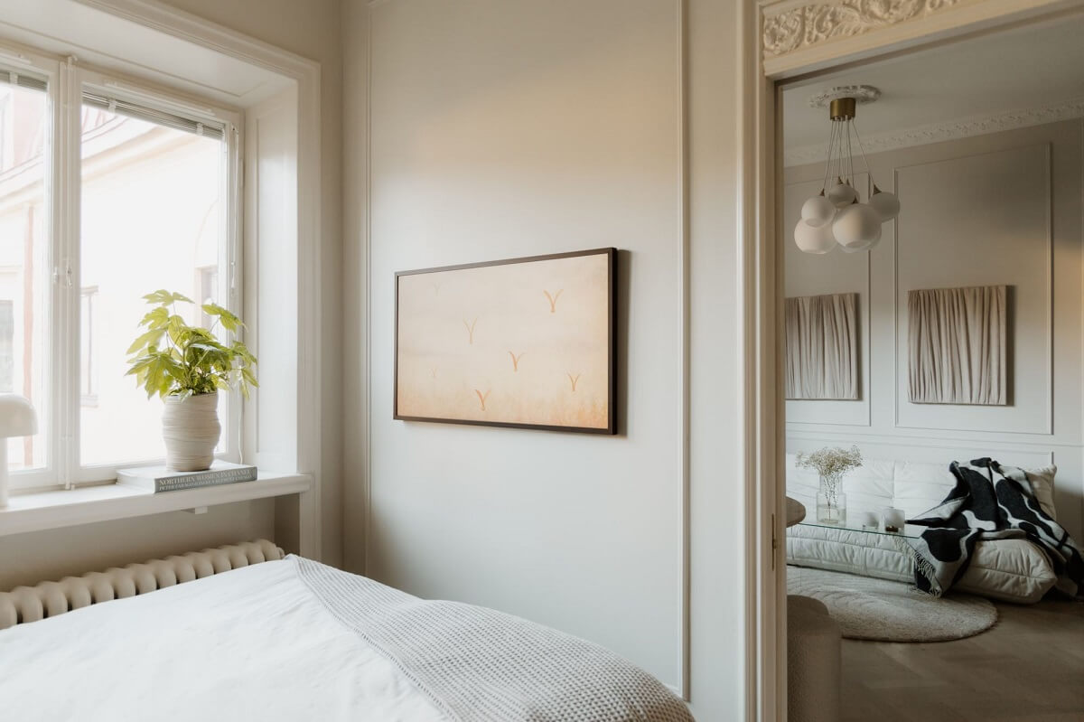A Small Beige Apartment with Niches and Built-in Storage 11 tiny-bedroom-small-beige-scandinavian-apartment-nordroom