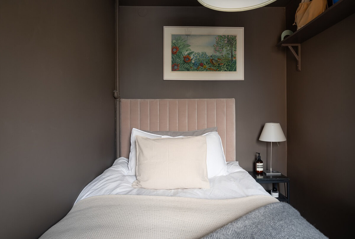 The Best Warm Paint Colors for a Bedroom 43 tiny bedroom with brown walls and pink headboard nordroom
